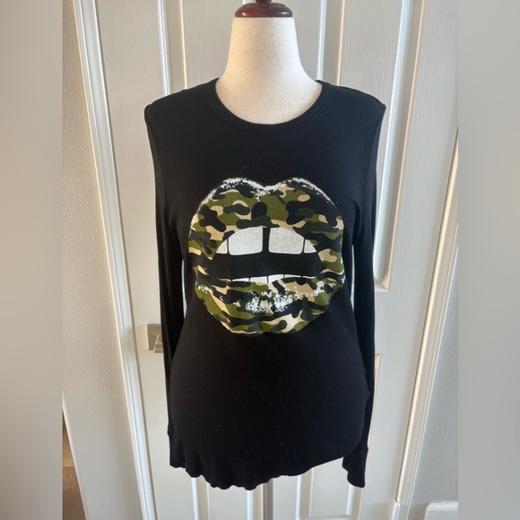 Lauren Moshi | McKinley Thumbholes Camo Lips Ultra Soft Waffle Knit Shirt | XL - Picture 2 of 7